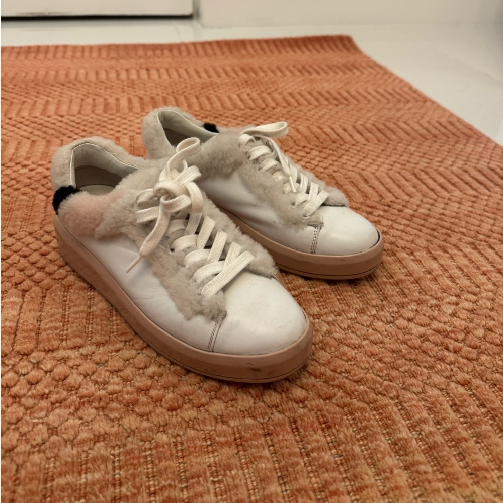 White leather sneaker with fur